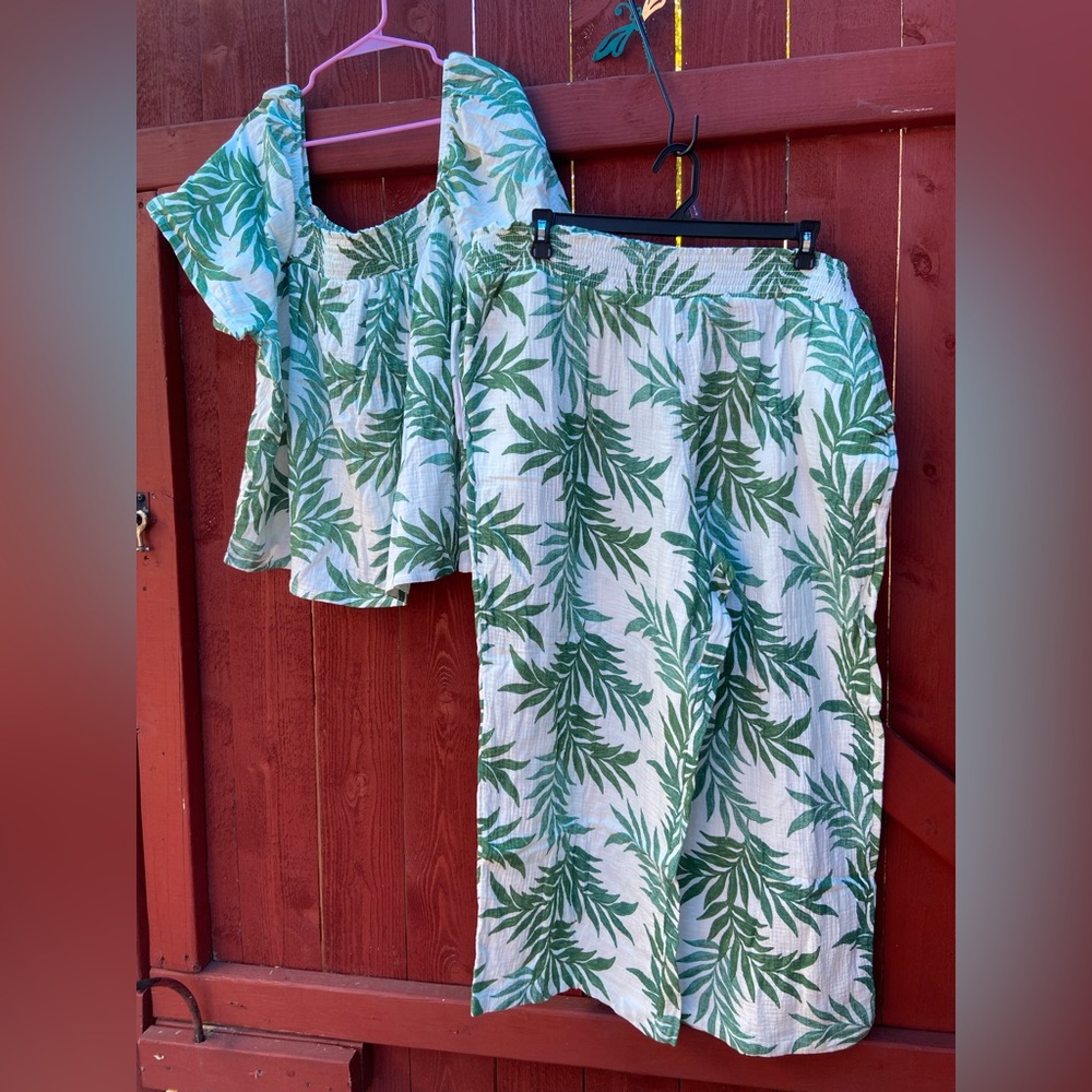 NWT Joyspun Women's Green Leaf Print Sleepwear Set CLR
